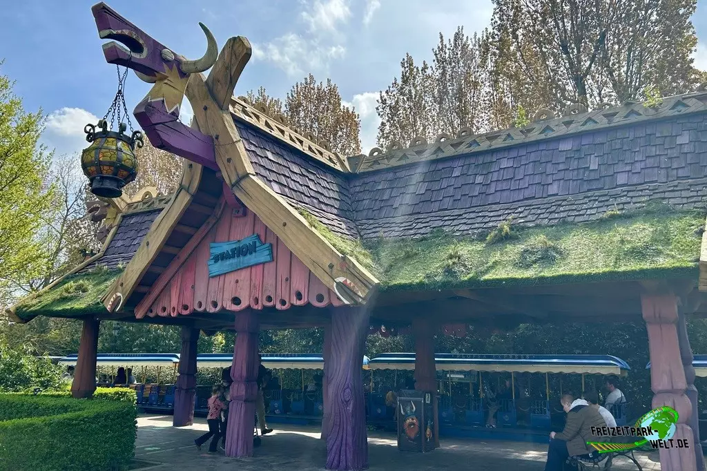 Plopsa Express im Plopsaland Belgium - 2023: Die Station am Wickieland