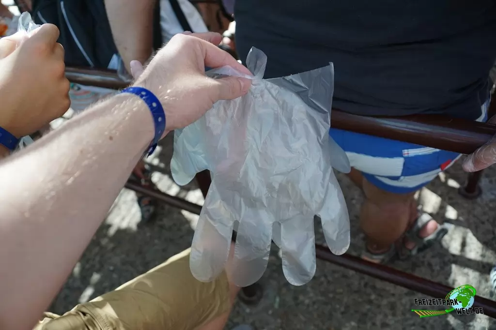 El Secreto de los Mayas in Port Aventura - 2015: In der queue werden Handschuhe zum Schutz der Scheiben verteilt
