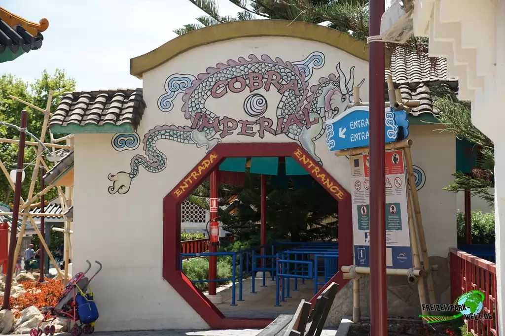 Cobra Imperial in Port Aventura - 2015: Schön gestalteter Eingang