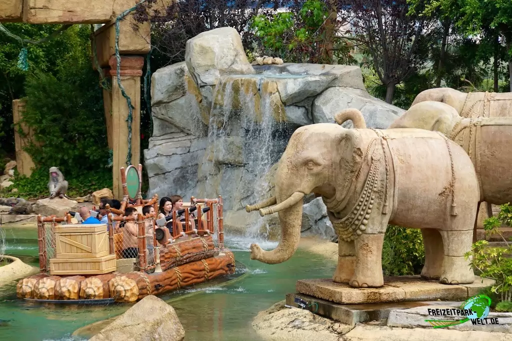 Angkor in Port Aventura - 2015: Im ersten Teil der Fahrt geht es eher ruhiger zu