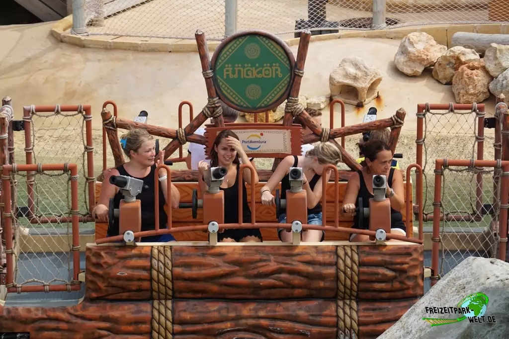 Angkor in Port Aventura - 2015: Jeweils 4 Personen sitzen Rücken an Rücken