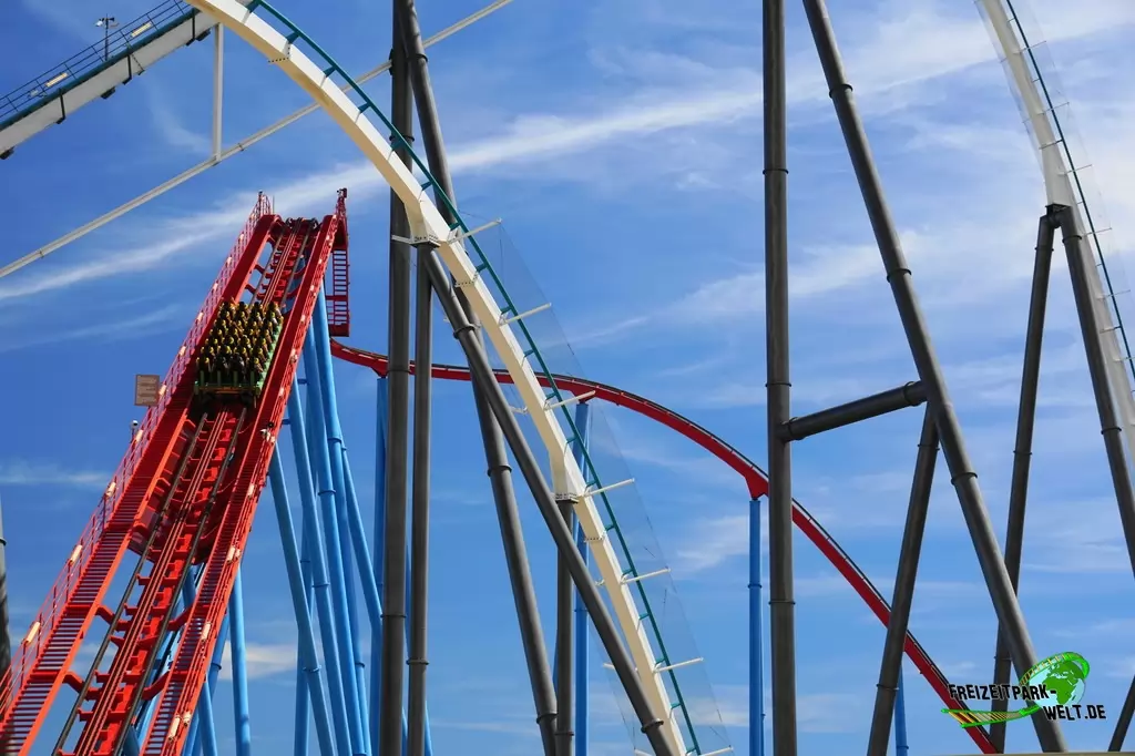 Dragon Khan in Port Aventura - 2015: Der Kettenlift bringt den Zug langsam nach oben