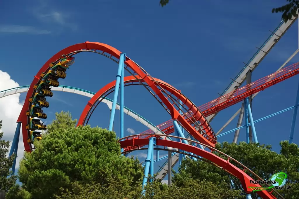 Dragon Khan in Port Aventura - 2015: Einfahrt in die Cobra Roll