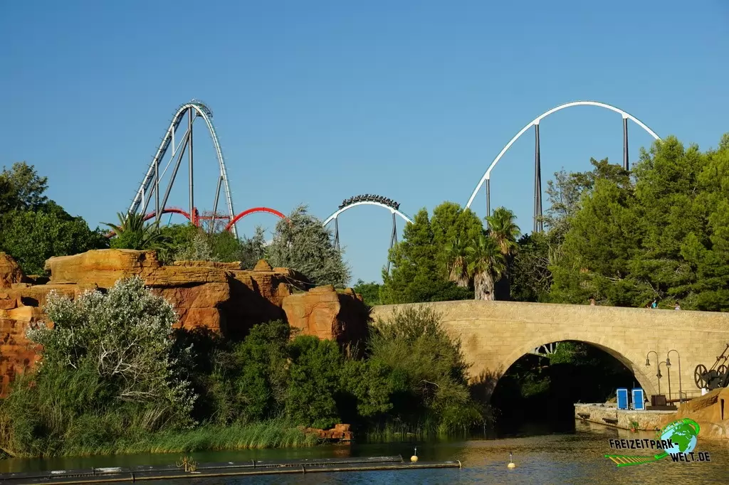 Shambhala in Port Aventura - 2015: Schon vom Eingang ist die Achterbahn zu sehen