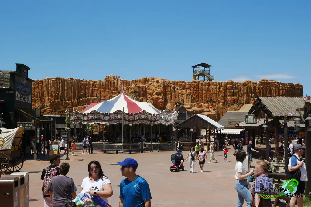 Uncharted in Port Aventura - 2024: Die Achterbahn Uncharted befindet sich in einer großen Halle, die sich hinter diesem künstlichen Felsmassiv versteckt.