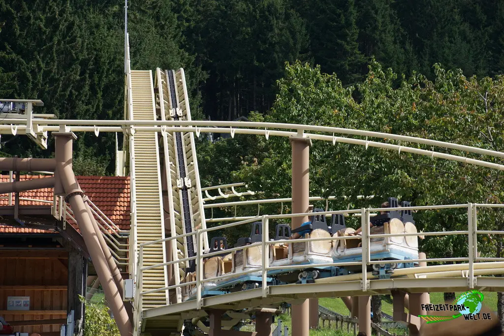 Da voglwuide Sepp im Rodelbahn St. Englmar - 2023: Einfahrt in den ersten von zwei Kettenliften