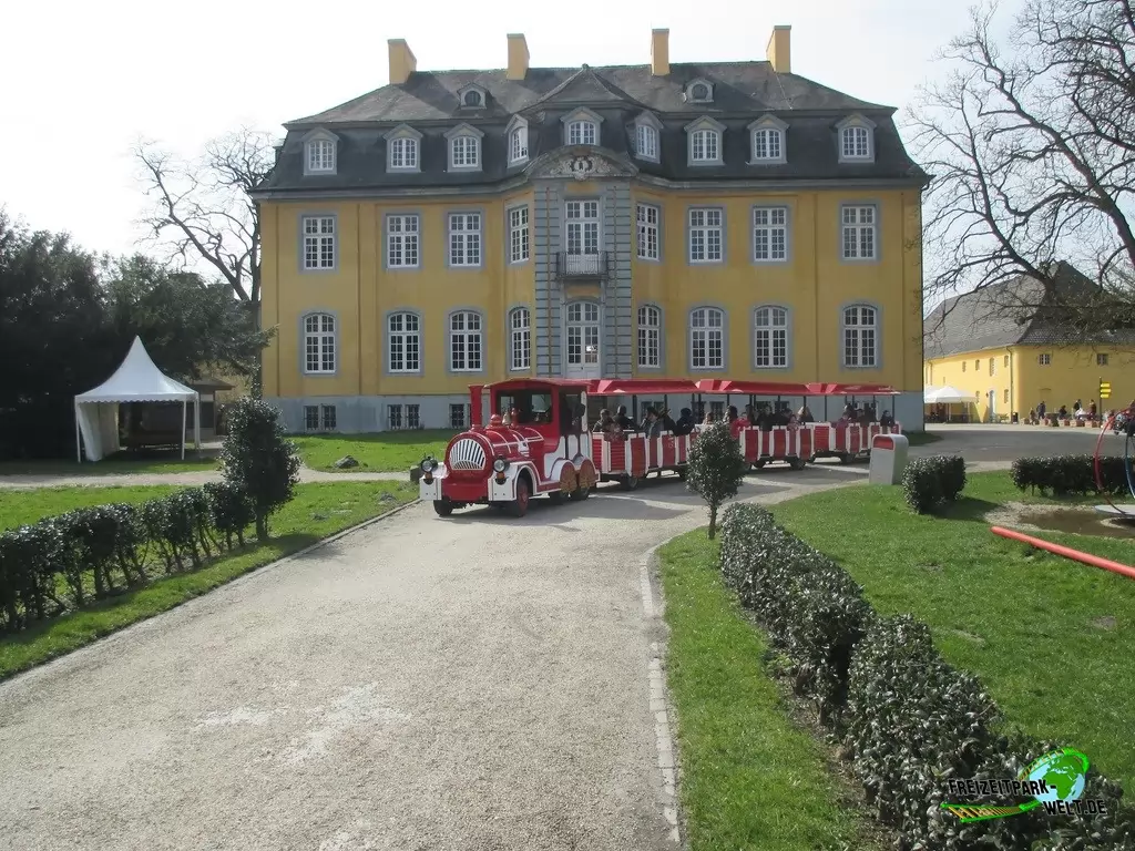 Eisenbahn im Freizeitpark Schloß Beck - 2015: Die neue Wegebahn wurde erst 2015v eingeweiht