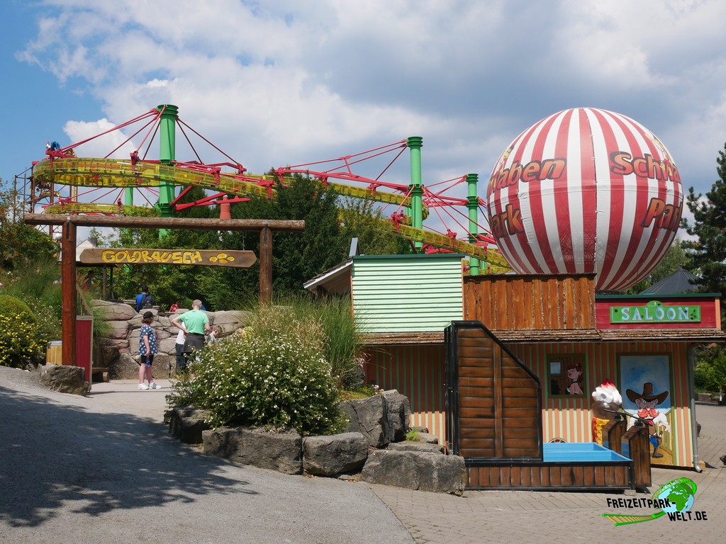 Heißluftballon im Schwaben Park - 2022: Der Kletterballon und direkt dahinter die interaktive Hummel Brummel Achterbahn