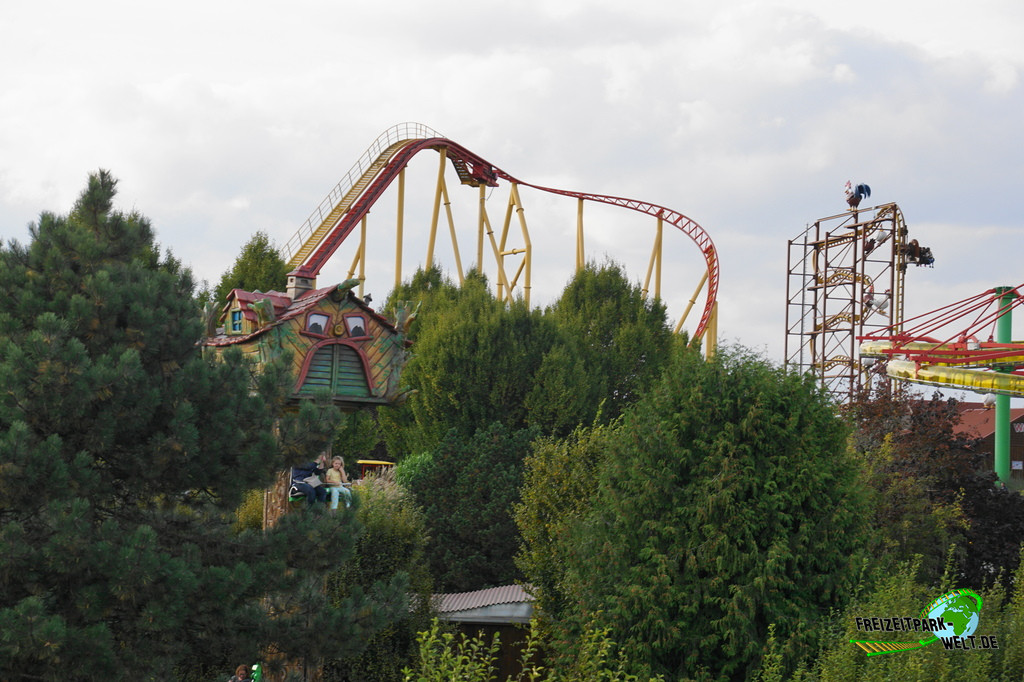 Wilde Hilde im Schwaben Park - 2023: Die Achterbahn-Skyline im Schwaben Park: Force One in der Mitte und rechts daneben die Wilde Hilde und Hummel Brummel.