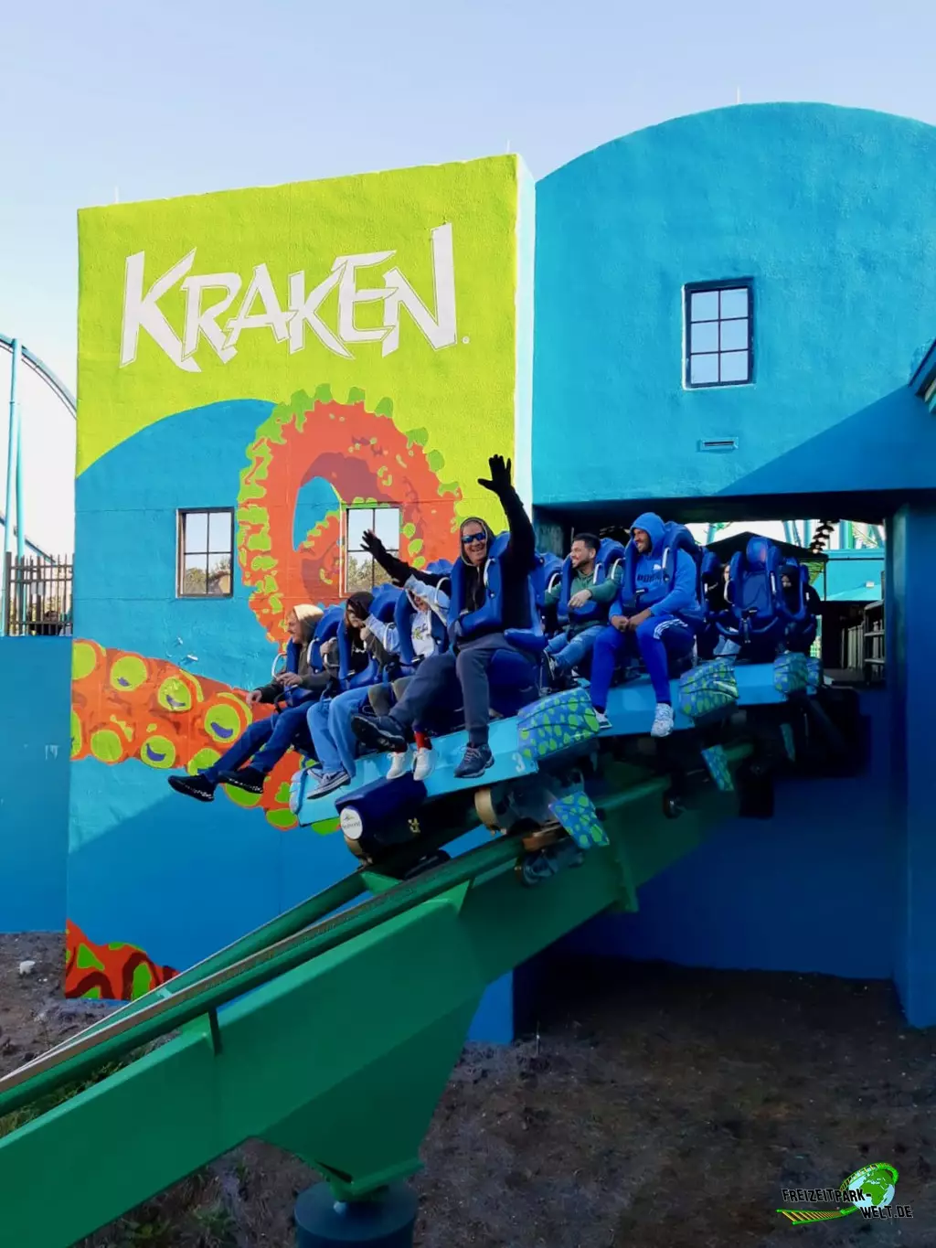Kraken in Seaworld Orlando - 2023: Zur Saison 2023 hat Kraken eine Genralüberholung mit neuen Farben und neuem Look bekommen