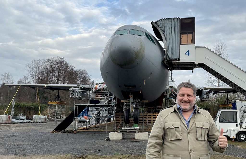 Hodenhagen Sepe vor Flugzeug.jpeg