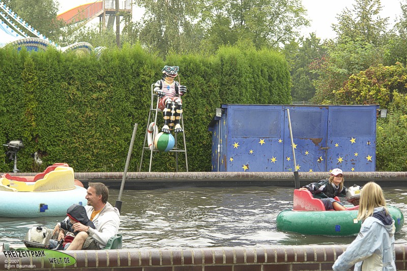 https://www.freizeitpark-welt.de/freizeitparks/skyline_park/fotos/2007/wasser_scooter01.jpg