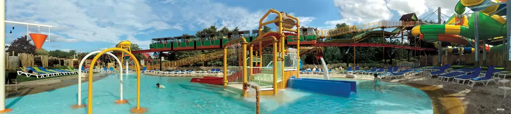 Monorail im Attractiepark Slagharen - 2015: Der Wasserpark Aqua Mexicana und im Hintergrund die Monorail