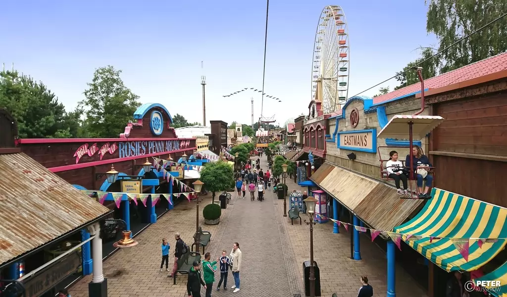 Kabelbaan im Attractiepark Slagharen - 2017: Ausblick aus der Sesselbahn mi direkten Blick auf die Main Street