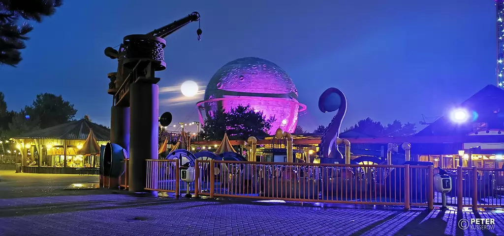 Expedition Nautilus im Attractiepark Slagharen - 2019: Expedition Nautilus bei abendlicher, stimmungsvoller Beleuchtung