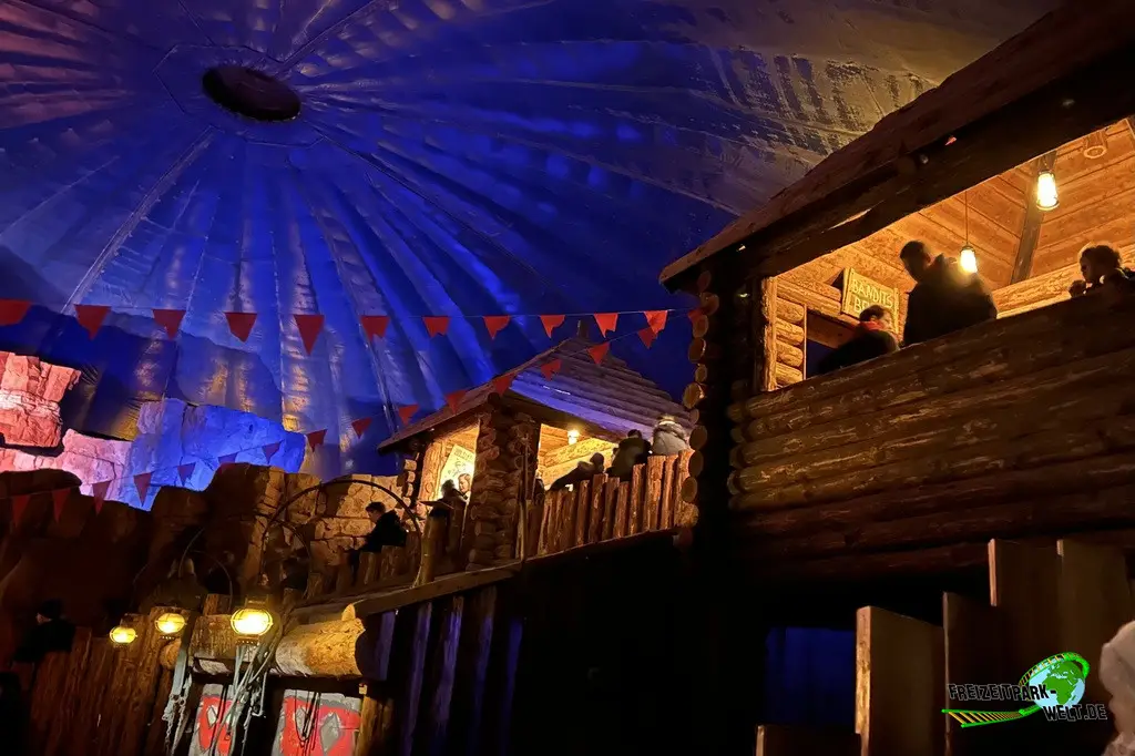 Red Bandit Adventure im Attractiepark Slagharen - 2024: Die Warteschlange führt nun über die Brücke zur Station