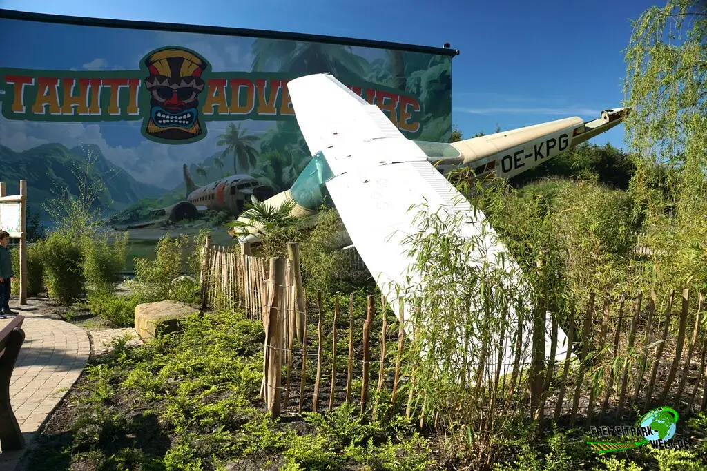 Tiki-Tahiti Adventure im Tier- und Freizeitpark Thüle - 2024: Schon am Eingang erwartet den Besucher eine abgestürzte Cessna, ein Vorgeschmack auf das was folgt