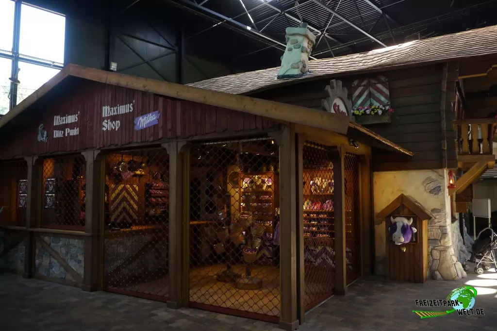 Maximus' Blitz Bahn im Toverland - 2015: Auch ein Shop gehört im Innenbereich zu Maximus Blitz-Bahn