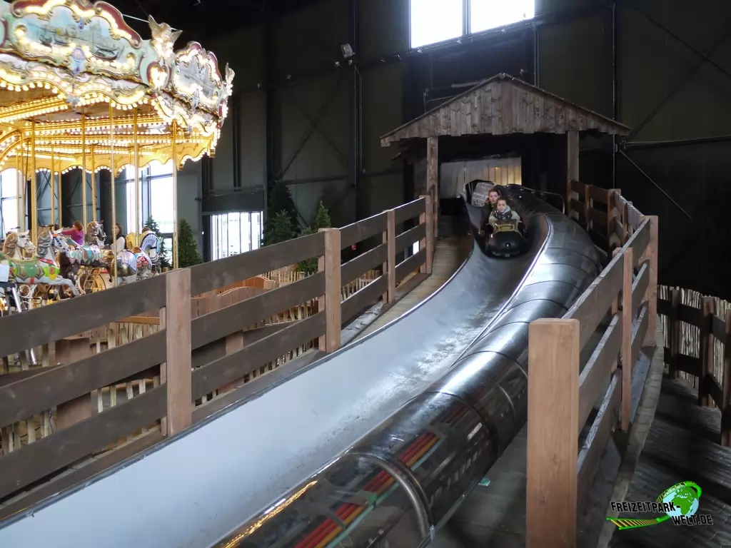 Maximus' Blitz Bahn im Toverland - 2015: Der letzte Kreisel in der Halle fiel der Verschönerung zum Opfer.