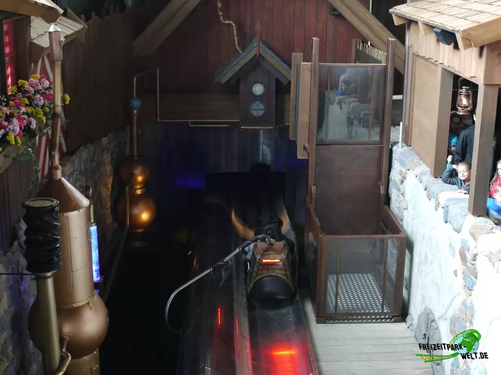 Maximus' Blitz Bahn im Toverland - 2015: Abfahrt nach draussen.
