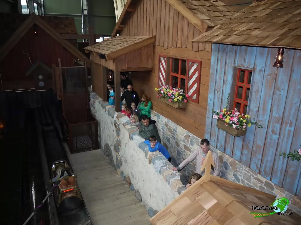 Maximus' Blitz Bahn im Toverland - 2015: Uriges Bierzelt-Feeling beim Anstehen.
