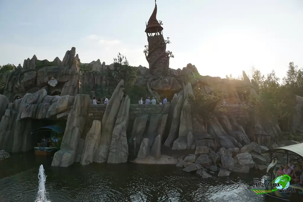 Fēnix im Toverland - 2018: Stationsgebäude und Dark Ride Part von Merlins Quest