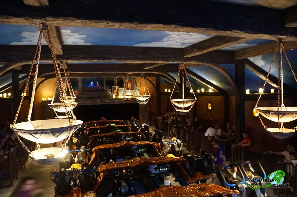 Fēnix im Toverland - 2018: Der Stationsbereich von Fenix ist imposant und mit vielen Detials ausgestattet.