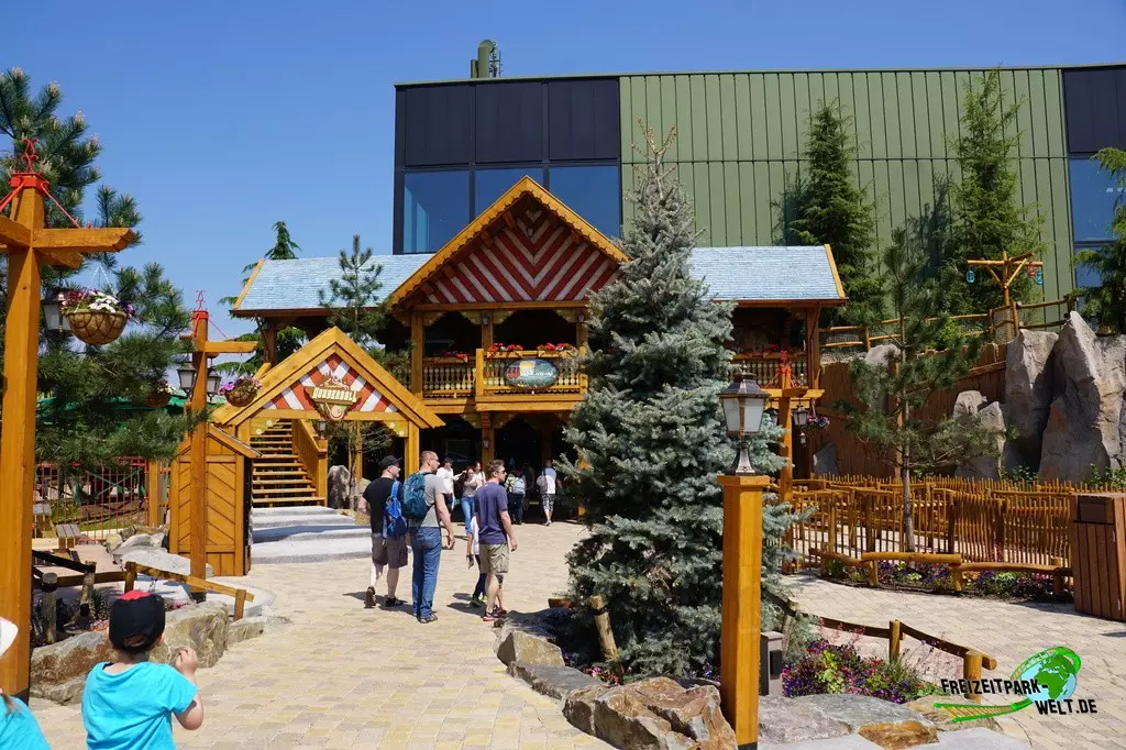 Expedition Zork im Toverland - 2022: Der neu gestaltete Außenbereich von Expedition Zork mit Holzterrasse und Entrée zum Wunderwald