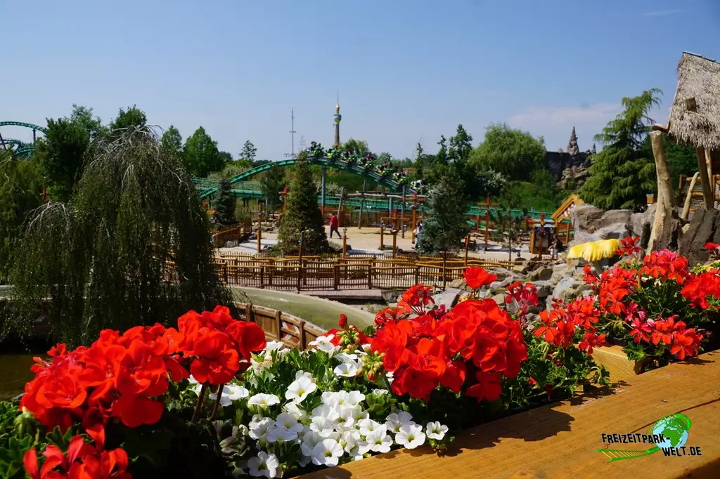 Expedition Zork im Toverland - 2022: Von der Terrasse oberhalb der Wasserbahn bieten sich nun ganz neue Sichtachsen.
