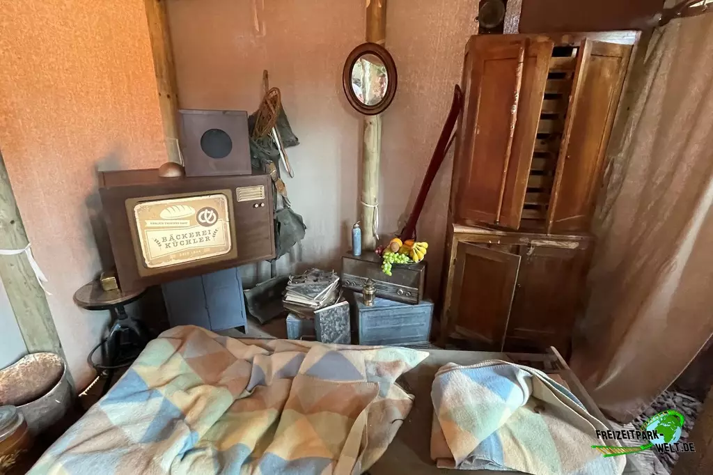 Expedition Zork im Toverland - 2022: Im Indoor-Wartebereich bekommt man Einblicke in die Zelte. Hier wird über Fernseher die Story transportiert.