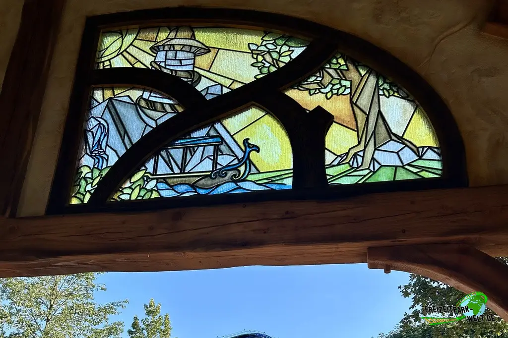 Garden Tour im Toverland - 2023: In der Station findet man viele Details: Wie z.B. die Fenster-Motive mit Attraktionen aus Avalon