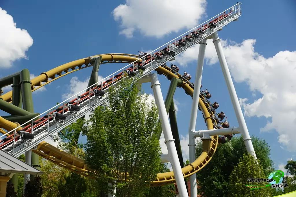 Hals-über-Kopf im Erlebnispark Tripsdrill - 2020: Der Immelmann als zweites Element dominiert die Startphase