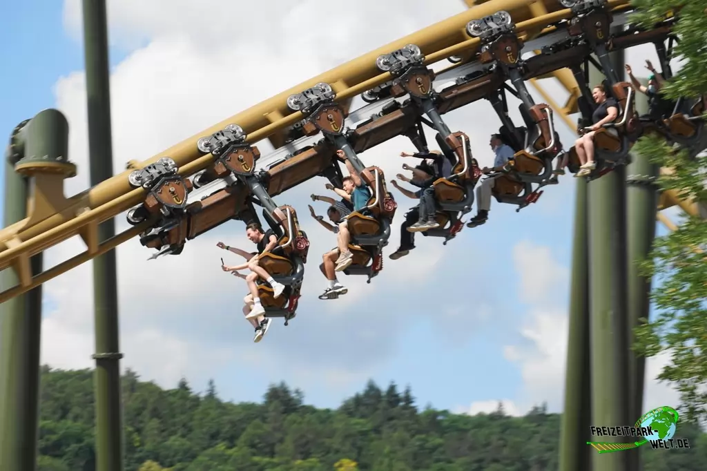 Hals-über-Kopf im Erlebnispark Tripsdrill - 2020: Rasend schnell geht es in Hals-über-Kopf durch Kurven und Überschläge - und das komplett ohne lästige Schulterbügel