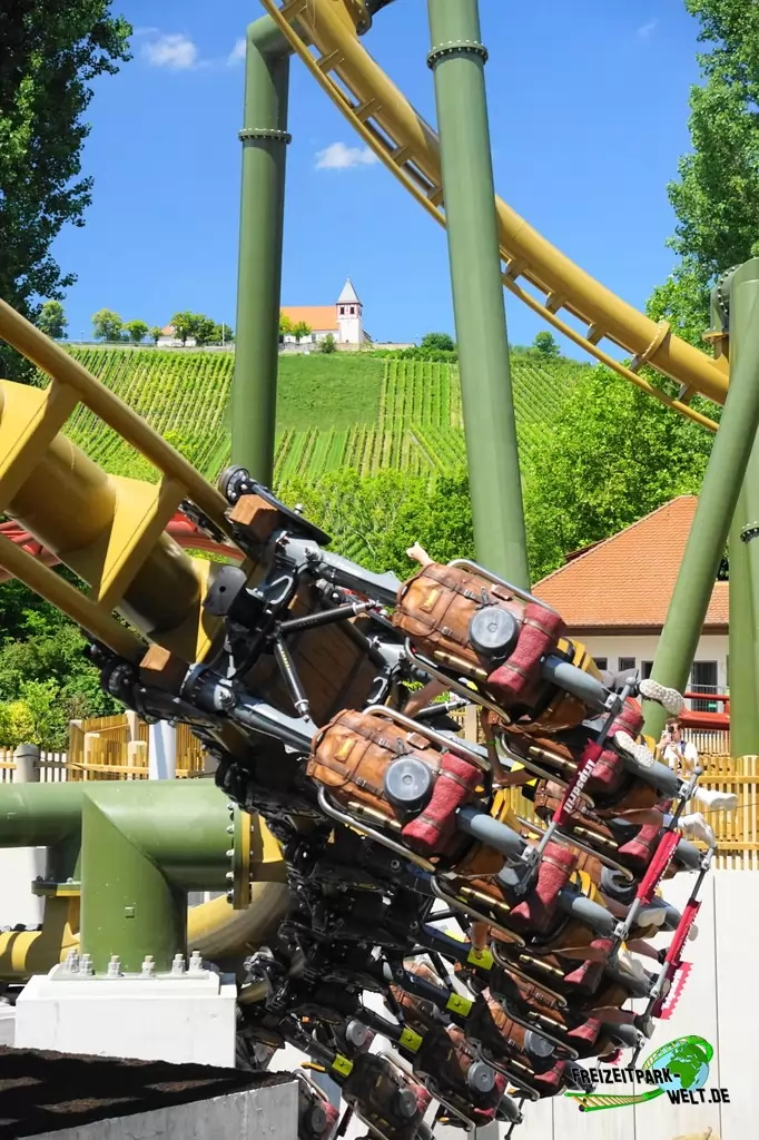 Hals-über-Kopf im Erlebnispark Tripsdrill - 2020: In den Kurven können sich die Suspended Sitze sogar leicht zur Seite neigen, was allerdings während der Fahrt nicht spürbar ist.