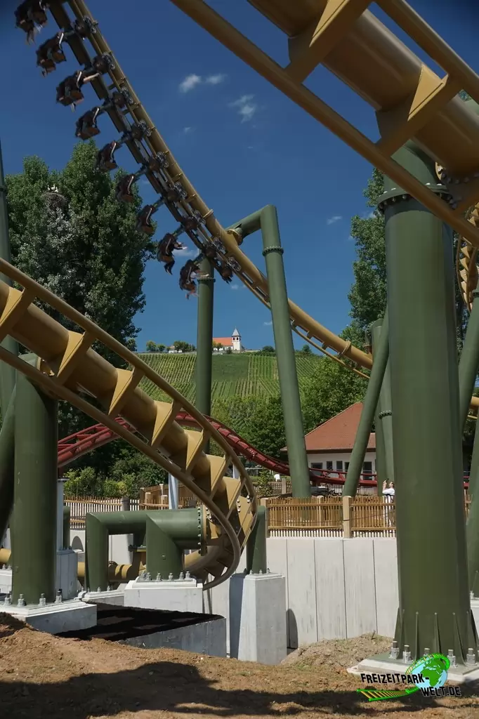 Hals-über-Kopf im Erlebnispark Tripsdrill - 2020: Steil geht es aus dem First Drop in die Zero-G-Roll über der Station von Volldampf.