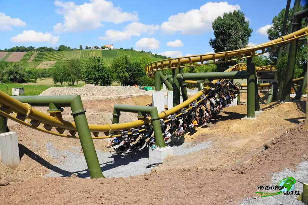 Hals-über-Kopf im Erlebnispark Tripsdrill - 2020: Der Michaelsberg mitsamt Kapelle verleiht auch Hals-über-Kopf eine besonders schöne Optik.