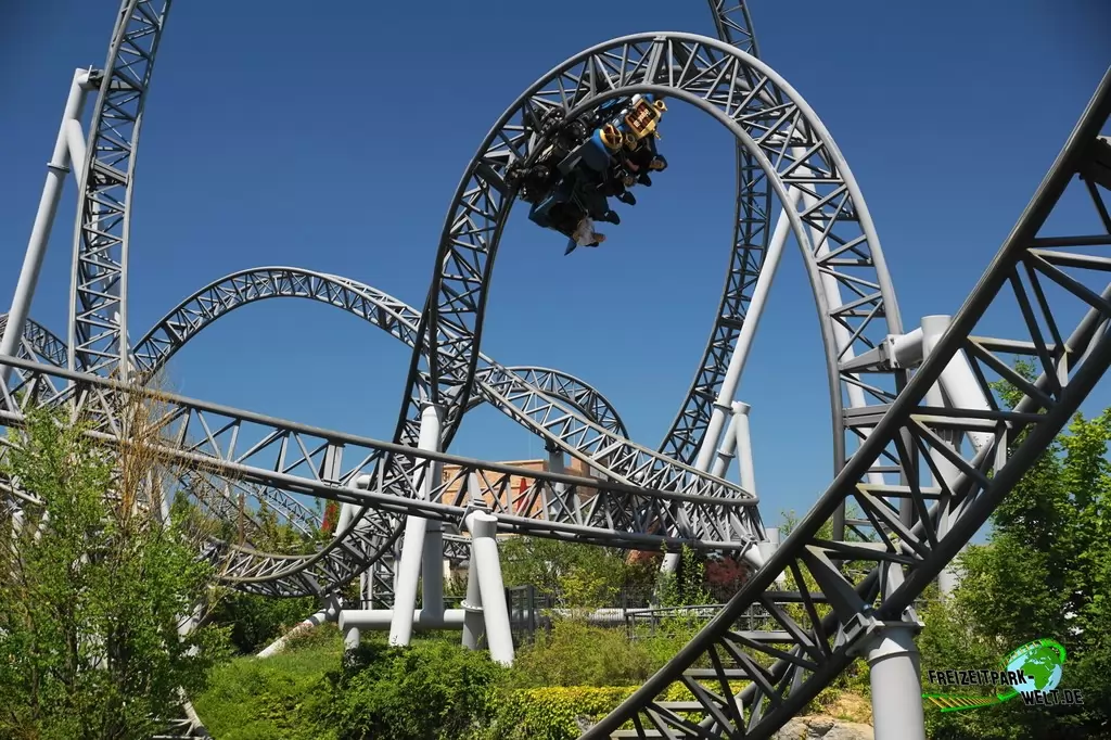 Karacho im Erlebnispark Tripsdrill - 2020: Das große Finale mit der Einfahrt in den Tunnel mit folgendem Corkscrew.