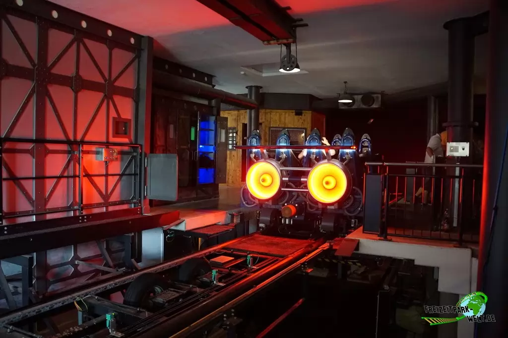 Karacho im Erlebnispark Tripsdrill - 2020: In der Station leuchtet der (scheinbare) Antrieb der Fahrzeuge.