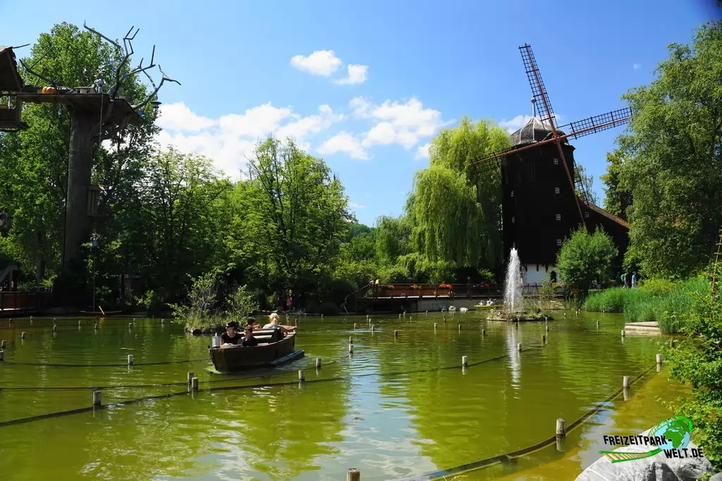 Spritztour im Erlebnispark Tripsdrill - 2020: Die Spritztour vor der Altweibermühle.
