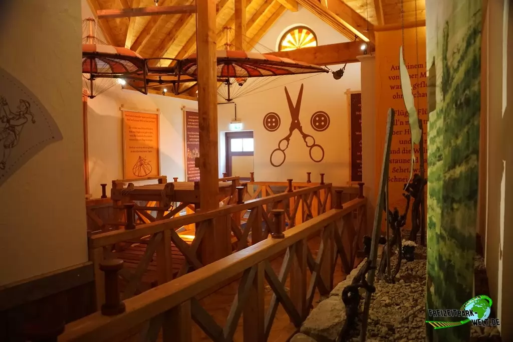 Höhenflug im Erlebnispark Tripsdrill - 2020: Schön gestalteter Wartebereich von Höhenflug.