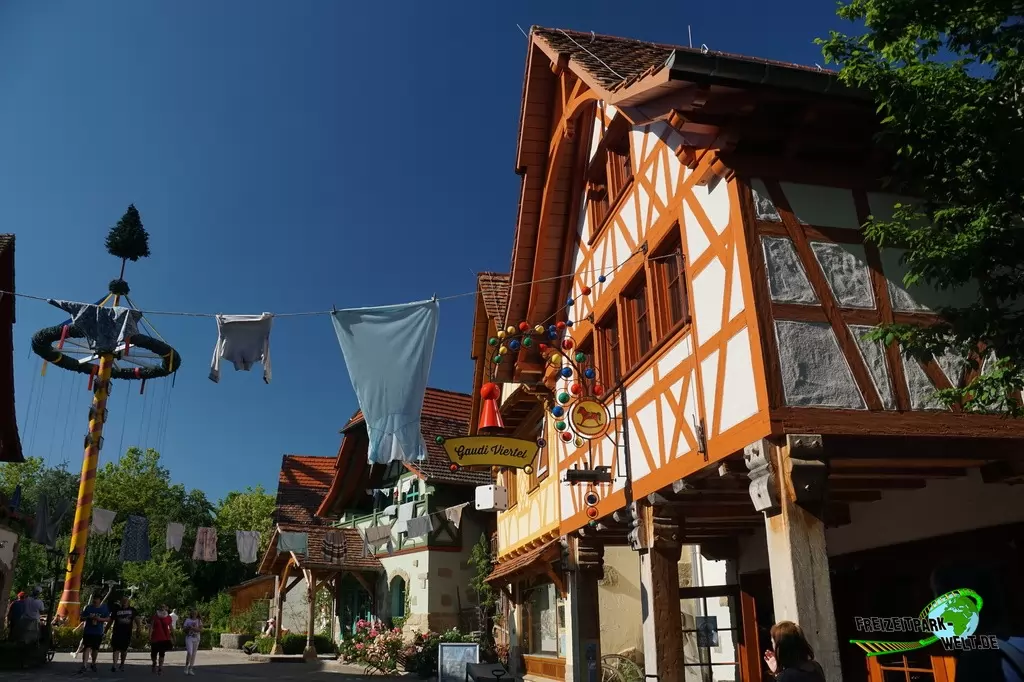 Maibaum im Erlebnispark Tripsdrill - 2020: Gaudi-Viertel mit Attraktion Maibaum