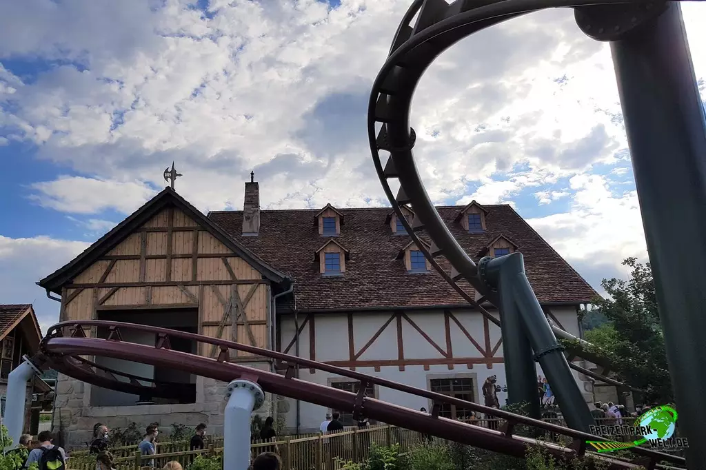 Hals-über-Kopf im Erlebnispark Tripsdrill - 2021: In dieser Saison wurde die Station von Hals-über-Kopf fertiggestellt.