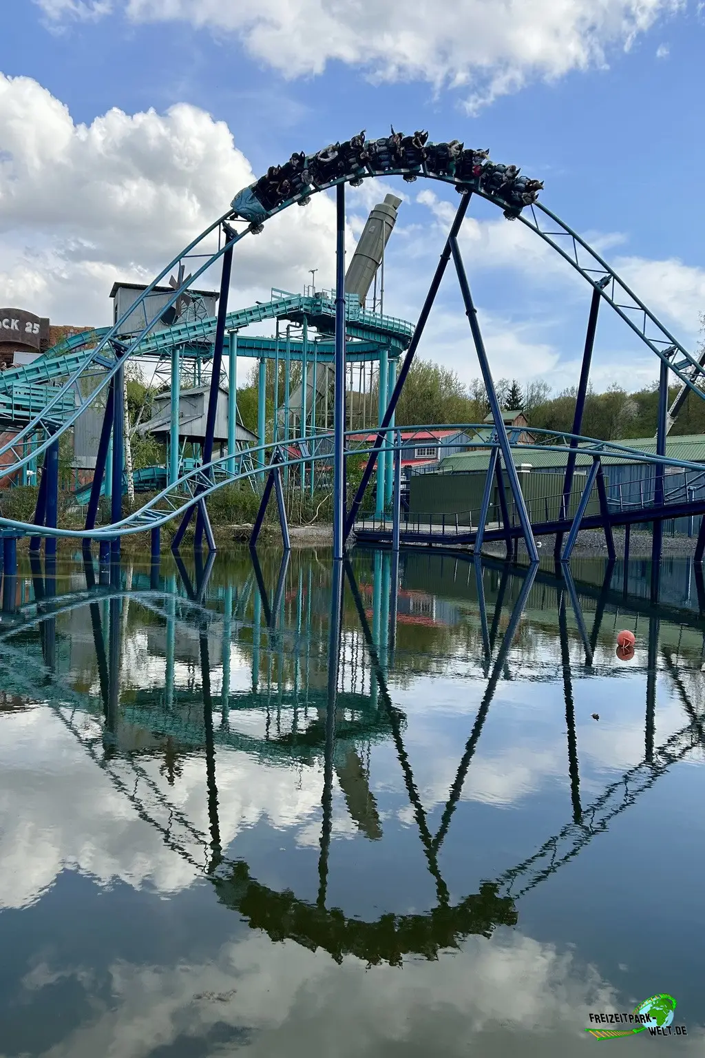 Mecalodon im Walibi Belgium - 2025: Nach dem 2. Launch folgt dieser steil geneigte Hügel über dem See