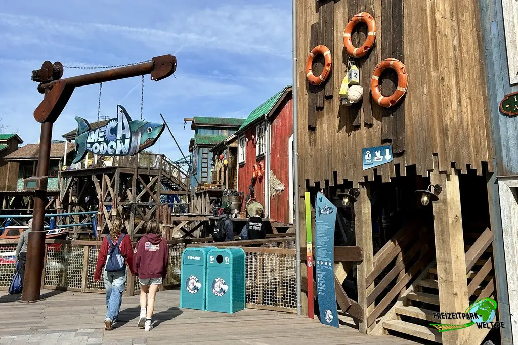 Mecalodon im Walibi Belgium - 2025: Eingang zu Mecalodon (links Standby, rechts Fastpass und Single Rider)