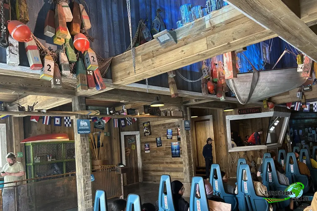 Mecalodon im Walibi Belgium - 2025: Die Station präsentiert sich als echtes Bootshaus