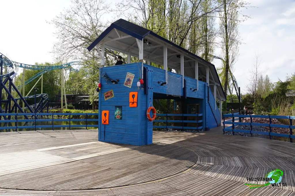 Mecalodon im Walibi Belgium - 2025: Die alte Station des Gold River Adventure dient nun als Aussichtsplattform.