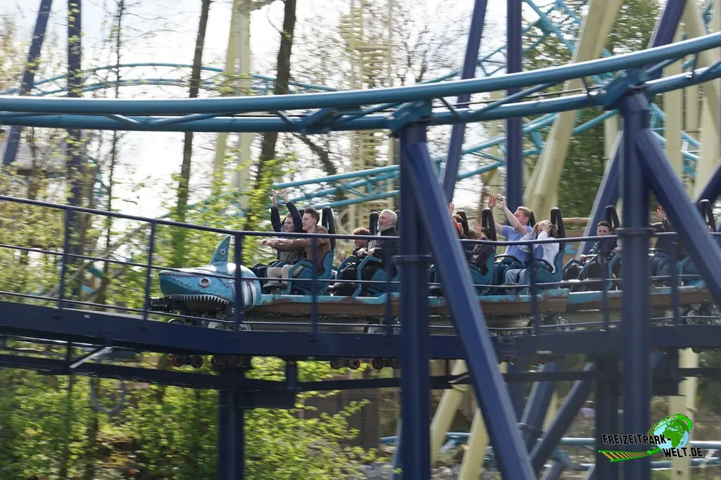 Mecalodon im Walibi Belgium - 2025: Einfahrt in den zweiten LSM Boost