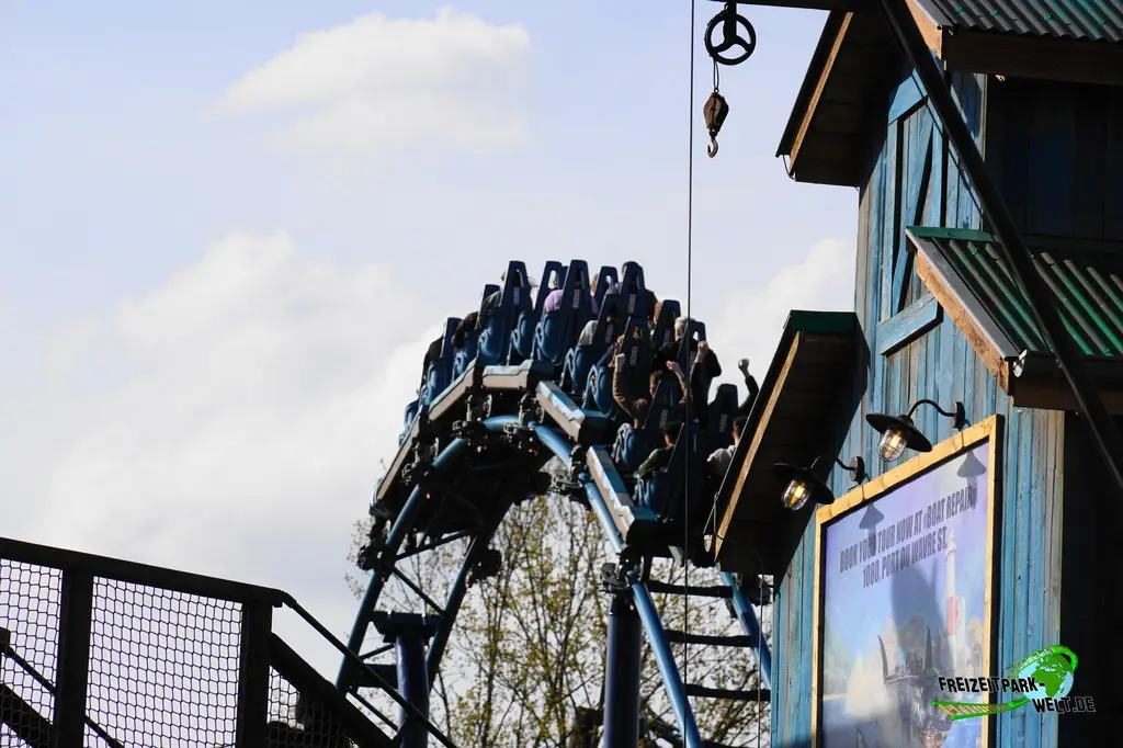 Mecalodon im Walibi Belgium - 2025: Mecalodon erklimmt den ersten Hügel