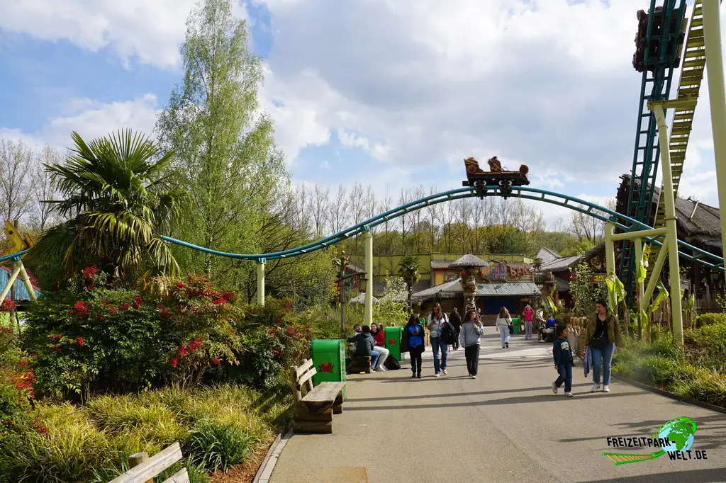 Tiki-Waka im Walibi Belgium - 2025: Airtime-Hügel über dem Weg