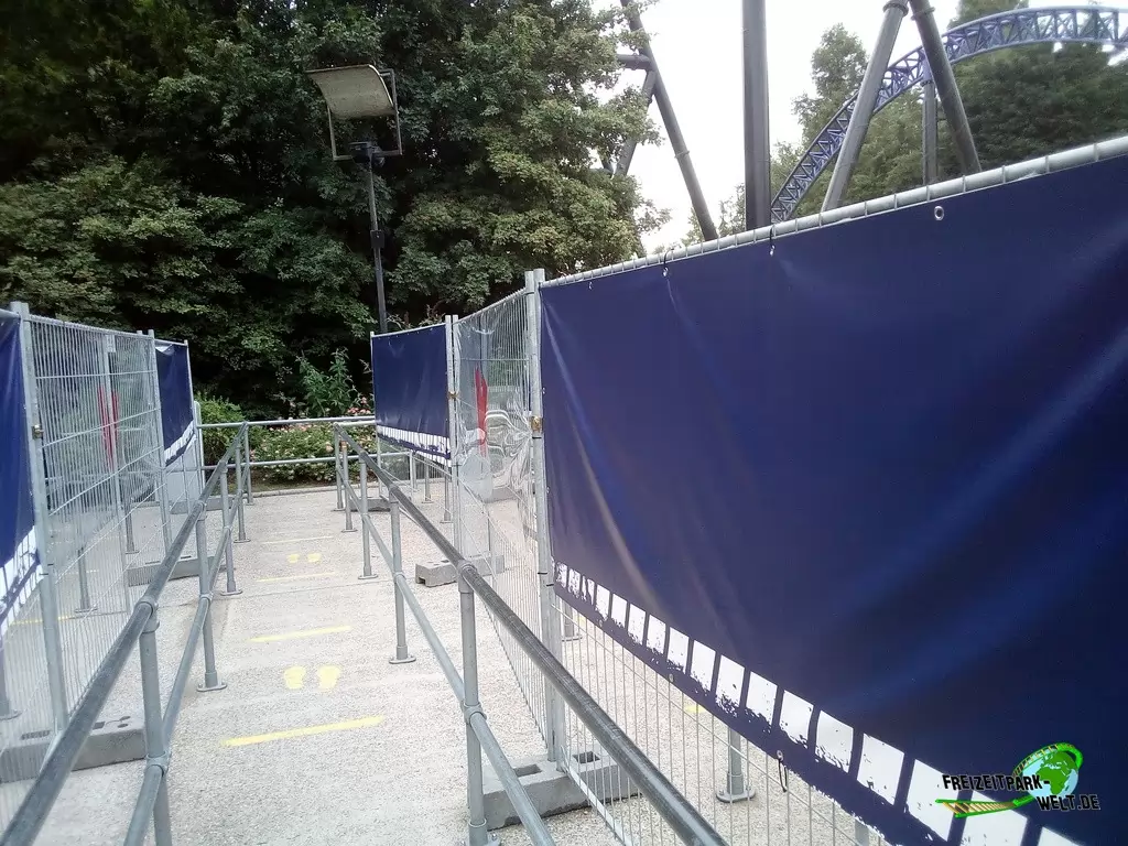 Goliath im Walibi Holland - 2020: Abstand und Trennwände in den Q-Lines